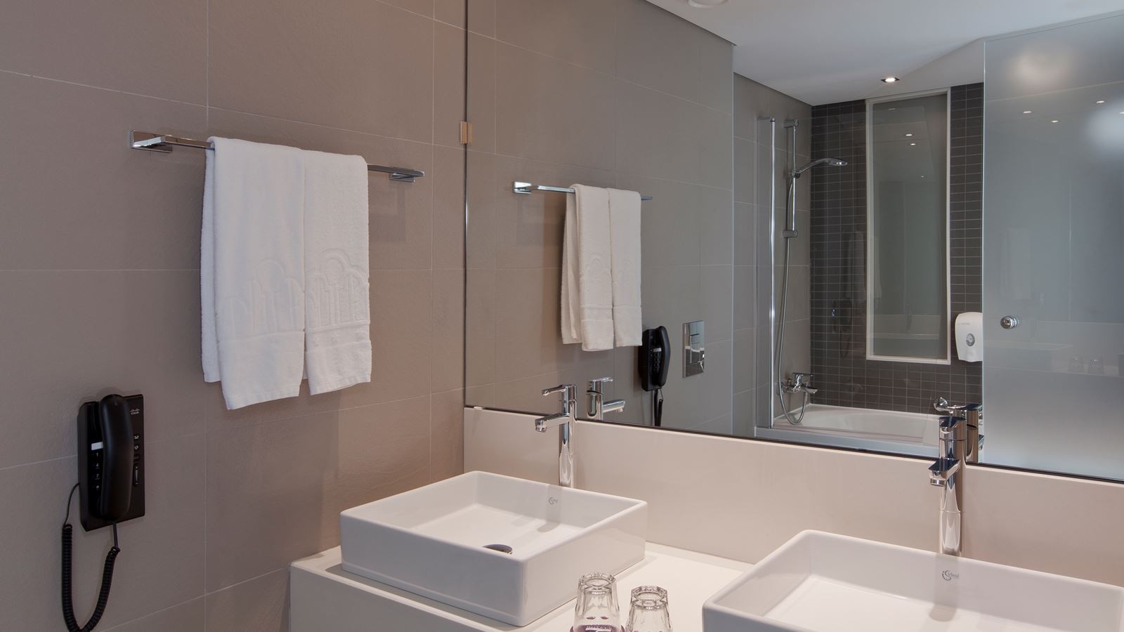 rooms-junior-suite-balcony-garden-view