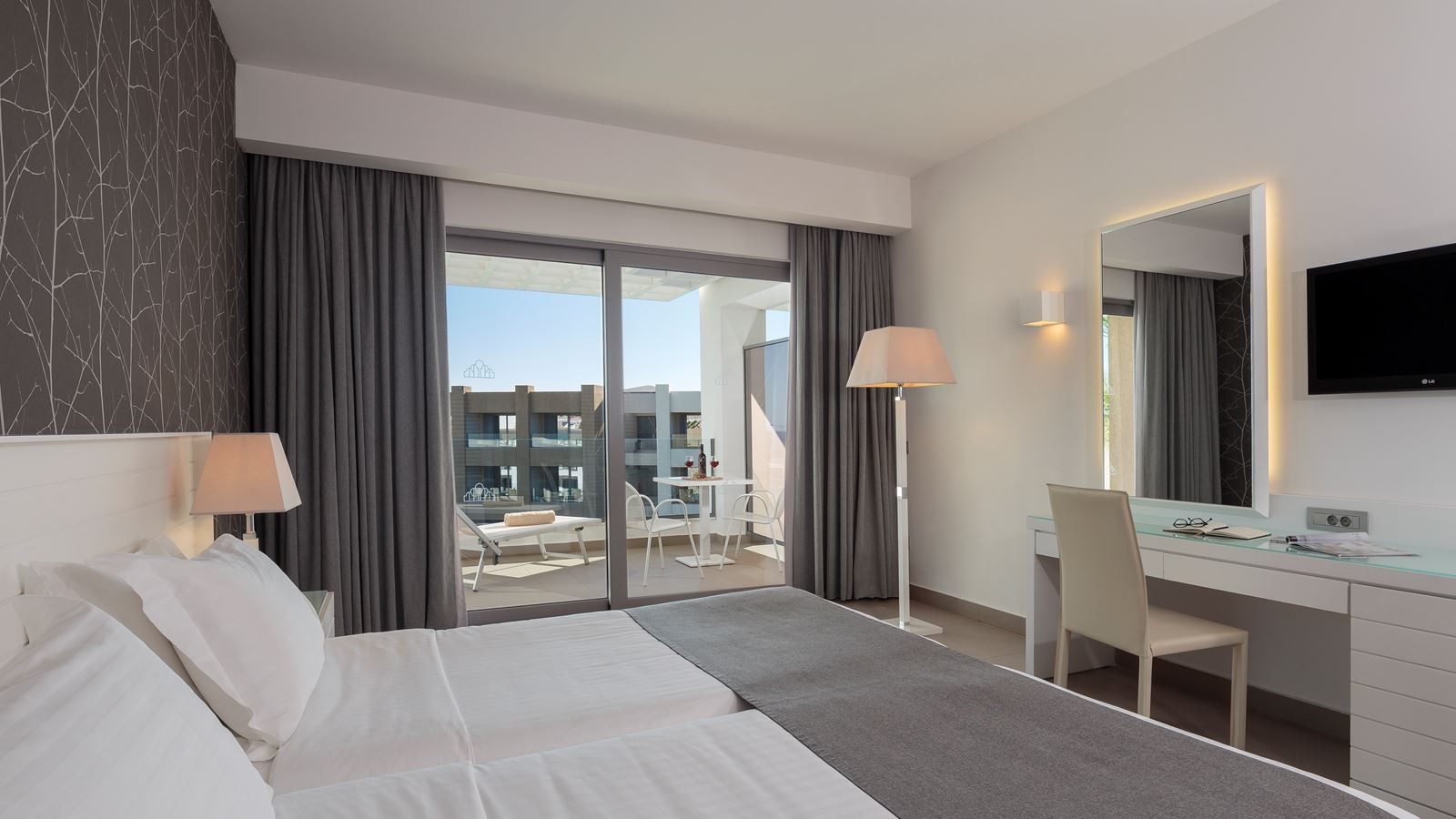 rooms-family-room-balcony