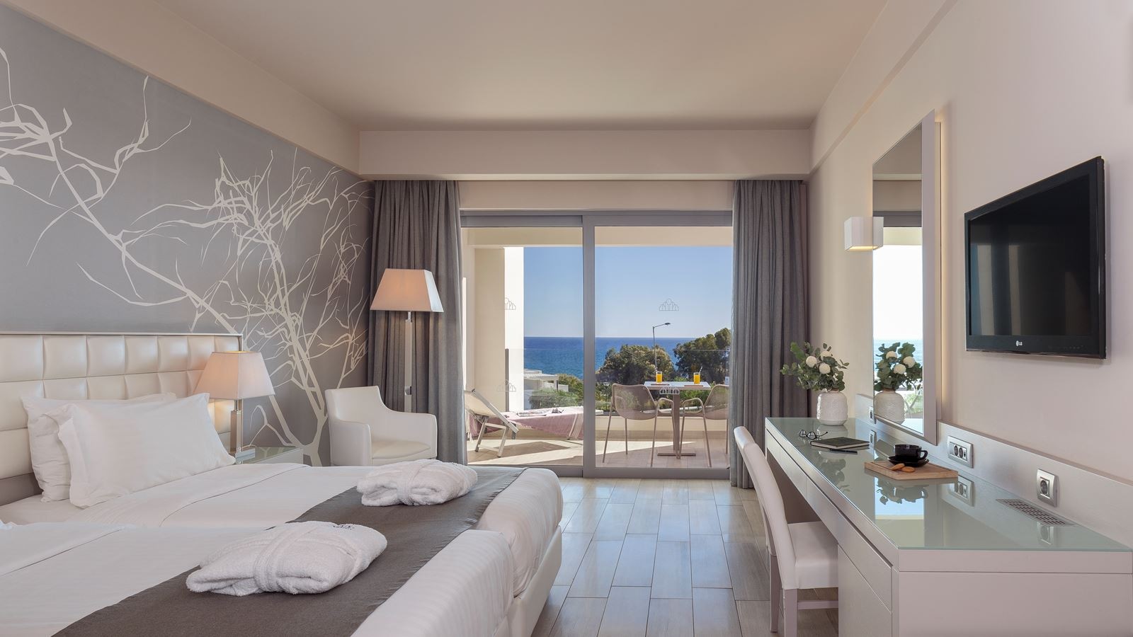 rooms-deluxe-room-sea-view-balcony