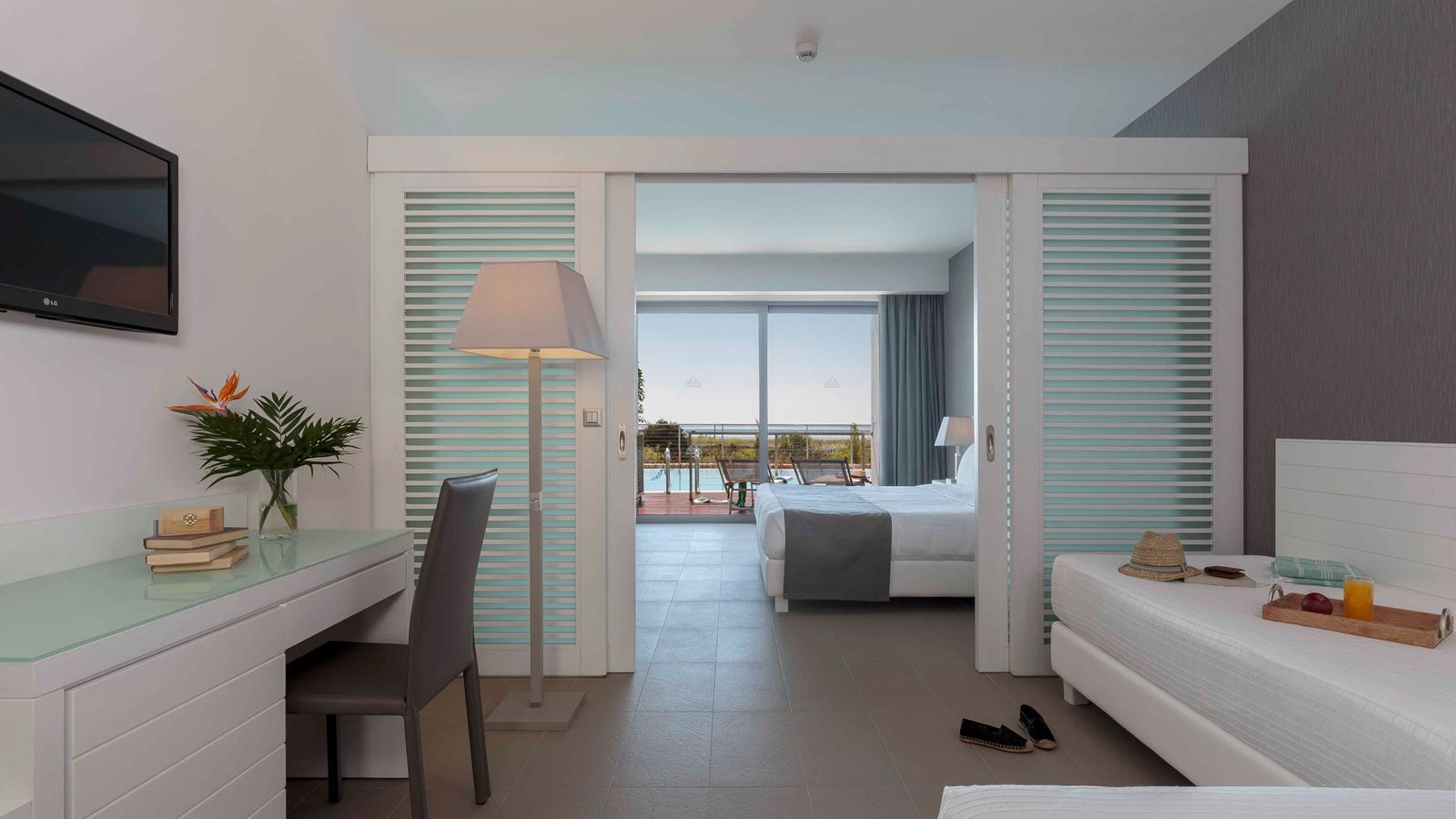 rooms-family-room-sharing-pool-terrace