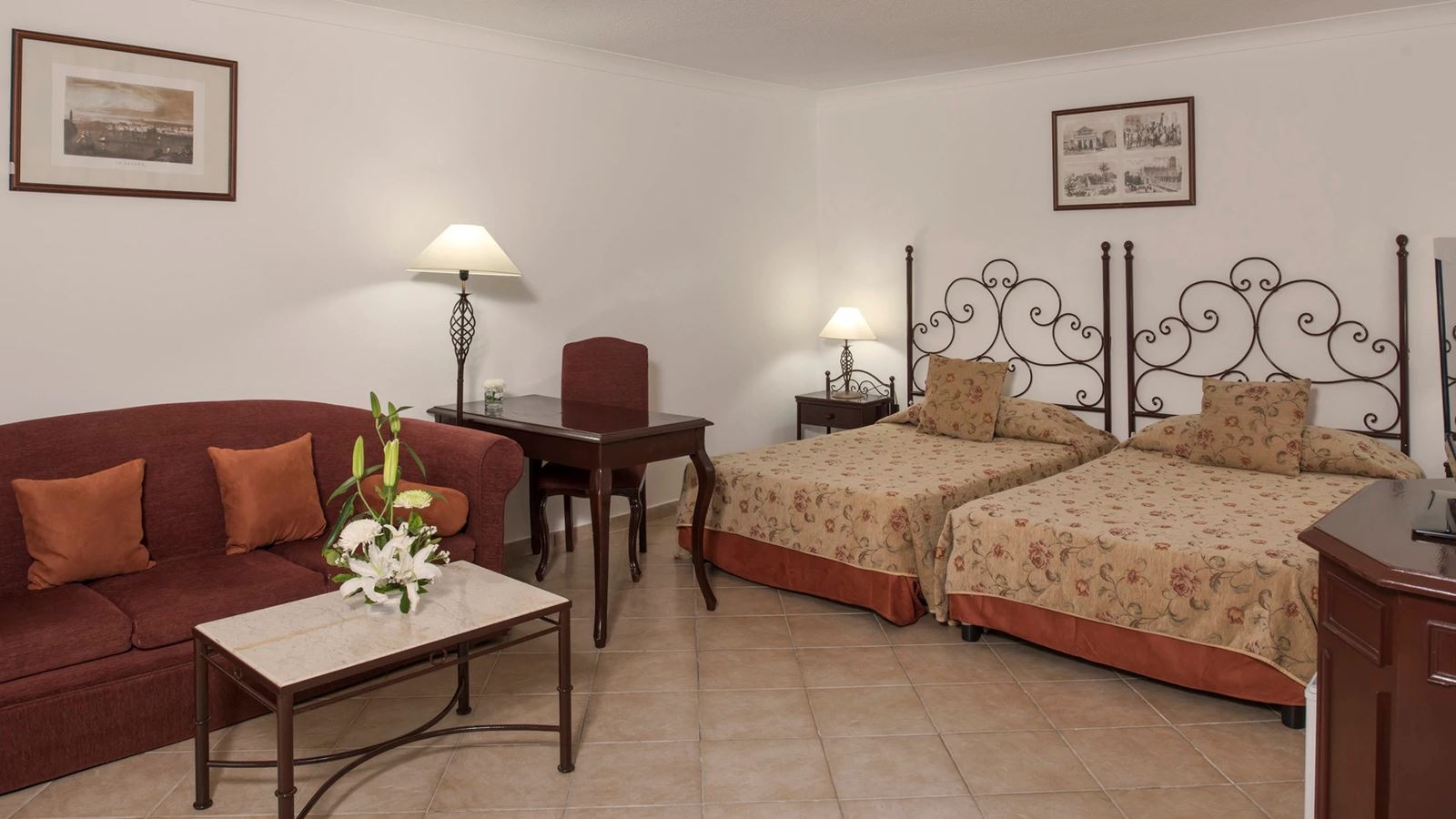 rooms-friends-connected