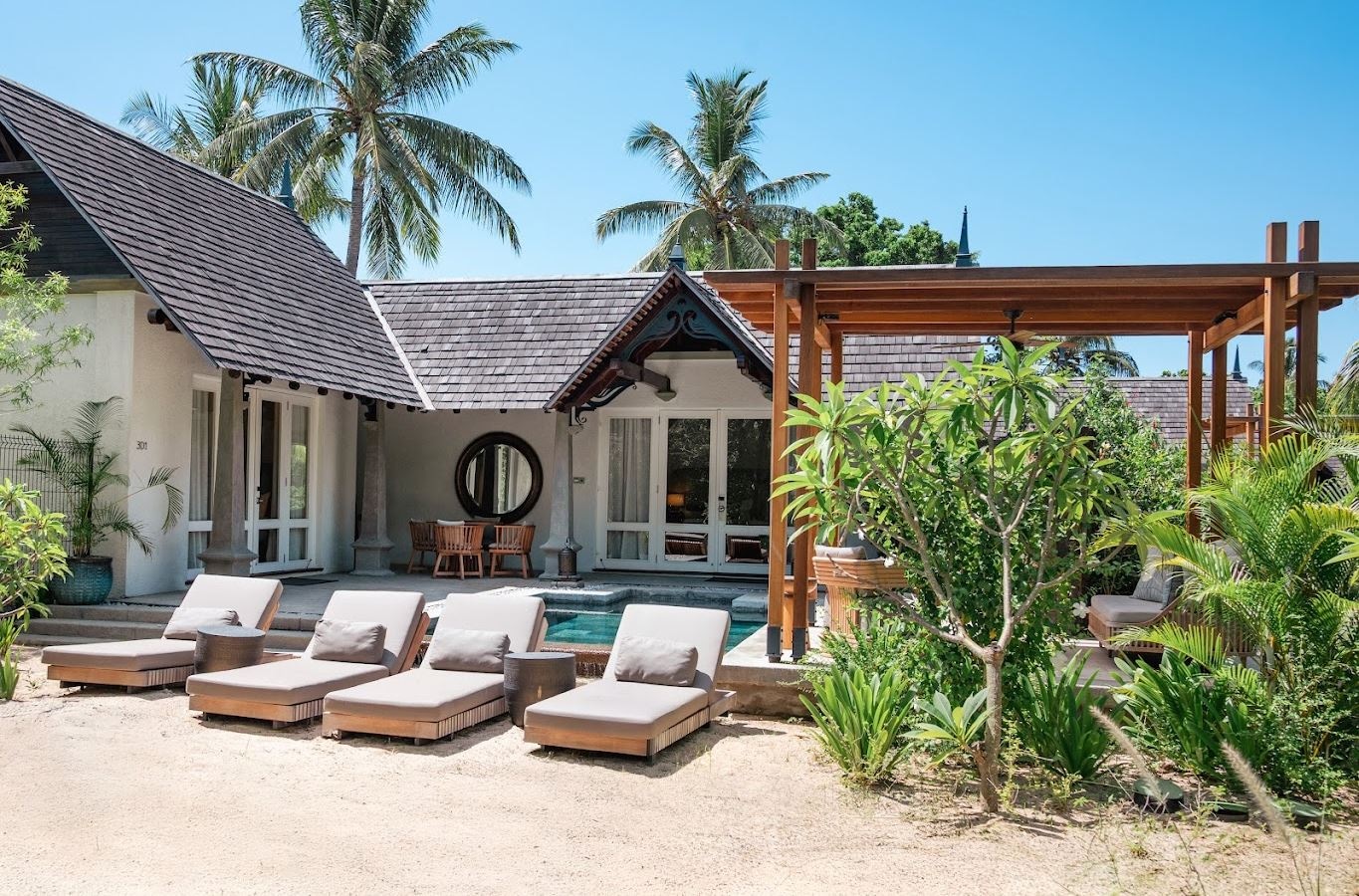 rooms-family-beachfront-suite-pool-villa