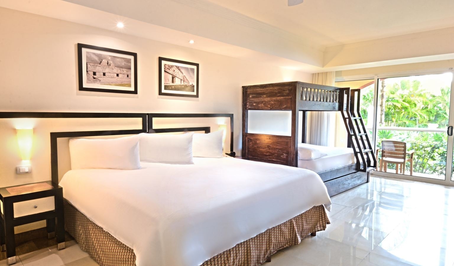 rooms-riviera-family-king-junior-suite